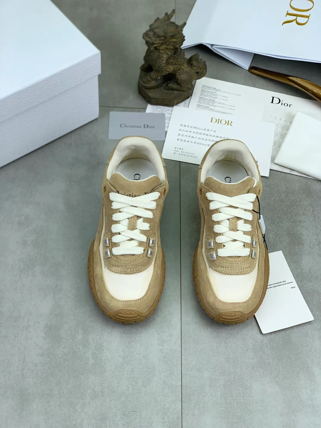 Men's men's shoes P520 new Dior Tech sneakers 2026 early spring series new products, with fashionable details, highlighting retro aesthetics. The light beige anti-suede cow leather upper is spliced ​​with apricot transparent mesh fabric on the side. The upper window edge is adhered with high-frequency flat ironing and back-pressure. It replicates the original craftsmanship, making it beautiful and comfortable without falling off. The interior is made of sheep lining of the same color, which is soft and comfortable. The heel and tongue are embellished with the Paris logo. The textured TPU soles with the same color logo. The high-end version is exquisitely packaged, adding a high-end style.  Code number: 35-46